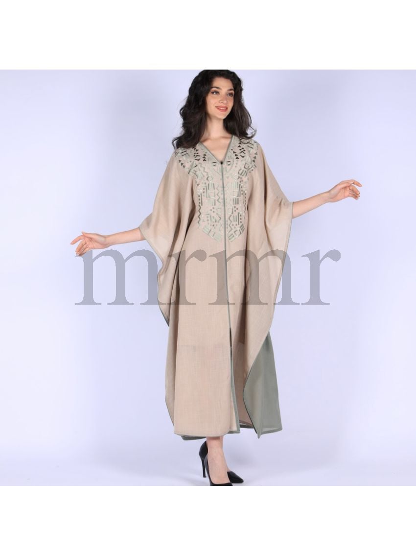 دراعة واسعة مطرزة من الأمام