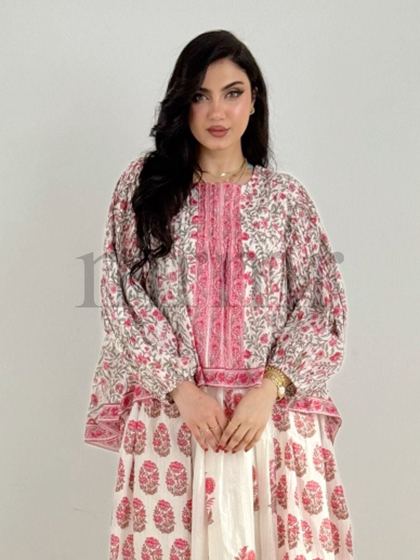 دراعة نسائية مع توب ورسم ورود